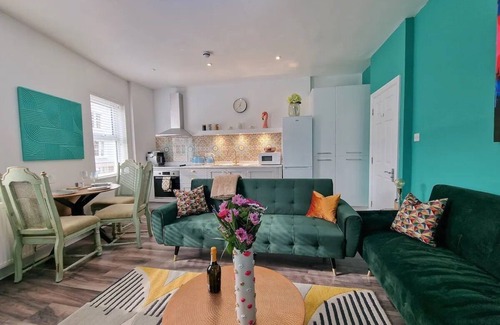 Montpellier House | Eclectic 1BD in the Heart of Cheltenham