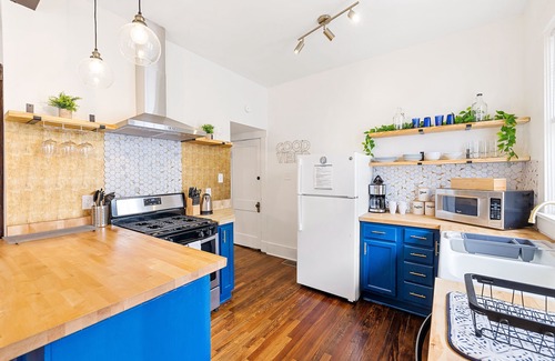 Cooper-Young Historic District House | Eclectic 2 Bed/1 Bath Near Cooper Young/Liberty Bowl with Clawfoot Tub!