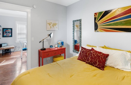 Berwyn House | Eclectic 3 Bedroom Home (w/Firepit) Close To Downtown Chicago!