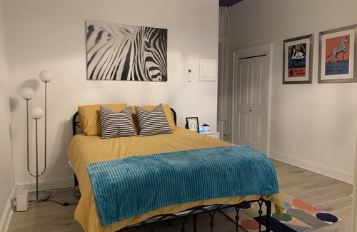 Mount Vernon Apartment | Eclectic, Bold, & Cozy 1-Bedroom Apartment in Artsy Neighborhood