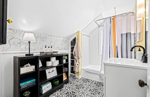 Royal Oak Apartment | Eclectic Bungalow in the Heart of Royal Oak