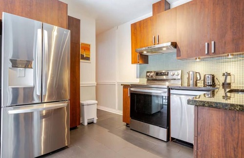 De Lorimier Apartment | Eclectic plateau mont-royal. 2-bedroom condo with garden.
