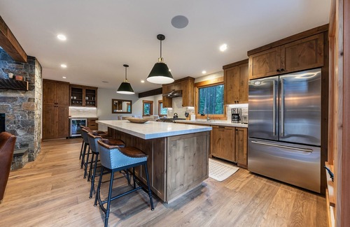 Sunnyside House | Eclipse Luxury at Tahoe Park by Tahoe Getaways - Hot Tub w/Fenced Yard & Steps to Private Beach