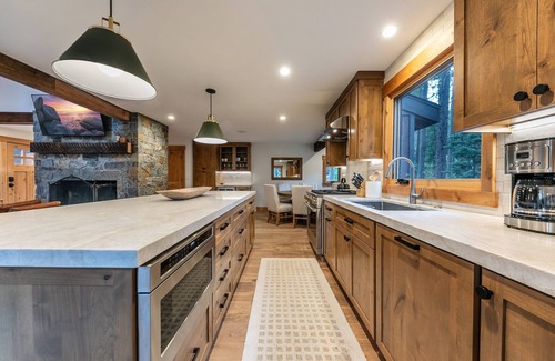 Sunnyside House | Eclipse Luxury at Tahoe Park by Tahoe Getaways - Hot Tub w/Fenced Yard & Steps to Private Beach