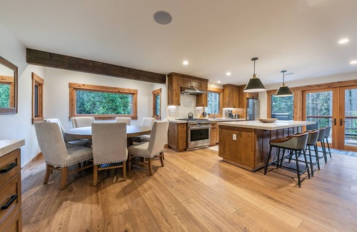 Sunnyside House | Eclipse Luxury at Tahoe Park by Tahoe Getaways - Hot Tub w/Fenced Yard & Steps to Private Beach