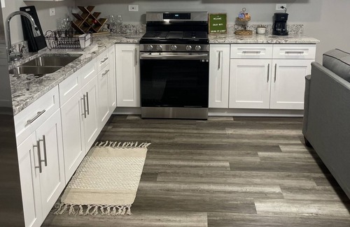 Woodlawn Apartment | Eclipse: Modern Apt. in Woodlawn