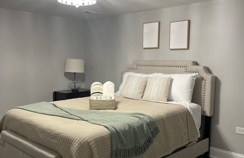 Woodlawn Apartment | Eclipse: Modern Apt. in Woodlawn