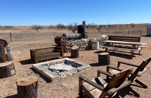 Izoro Cabin | Eclipse Path Center- True Texas Hunting Camp Lodge-pet friendly!