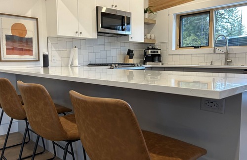 Rossland Apartment | Eco-Luxe Suite at Red Mountain with Hot Tub
