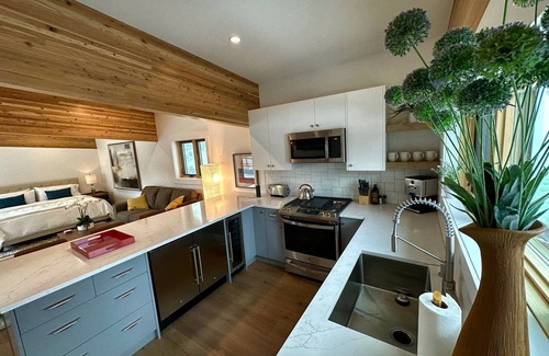 Rossland Apartment | Eco-Luxe Suite at Red Mountain with Hot Tub