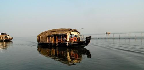 Kumarakom Boat Rental | Eco Trails Houseboats