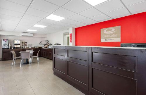 Tampa Cabin | Econo Lodge Airport - RJ Stadium