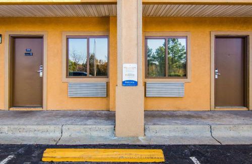 Forest Park Cabin | Econo Lodge Atlanta Airport East