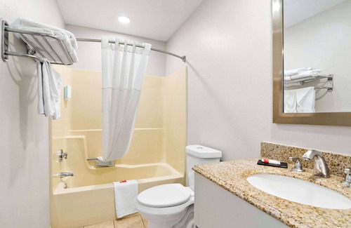 Bethel Hotel | Econo Lodge Bethel - Danbury