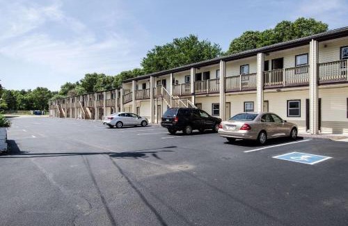 West Yarmouth Cabin | Econo Lodge by Choice - Cape Cod