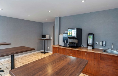 Gay Village Hotel | Econo Lodge