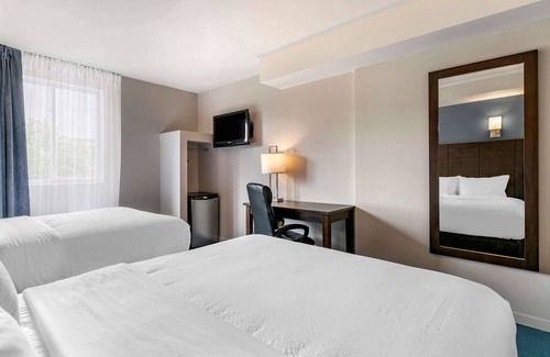 Gay Village Hotel | Econo Lodge