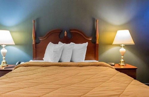 Smiths Falls Hotel | Econo Lodge