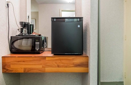 Smiths Falls Hotel | Econo Lodge