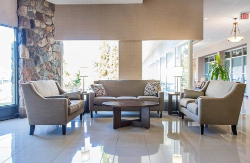 Smiths Falls Hotel | Econo Lodge