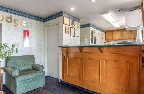 Castro Valley Cabin | Econo Lodge Castro Valley I-580