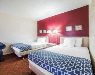Fallon Cabin | Econo Lodge Fallon Naval Air Station Area