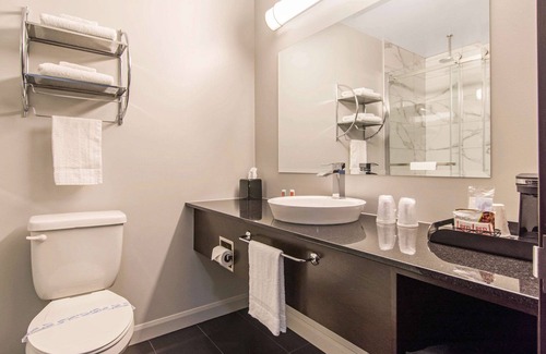 Saint-Apollinaire Hotel | Econo Lodge Inn & Suites