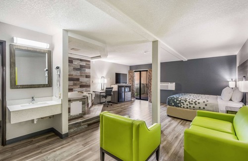 Lovington Hotel | Econo Lodge Inn & Suites - Des Moines/Merle Hays Road