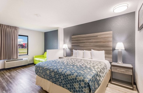 Lovington Hotel | Econo Lodge Inn & Suites - Des Moines/Merle Hays Road