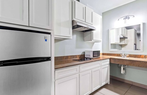 Channelview Hotel | Econo Lodge Inn & Suites