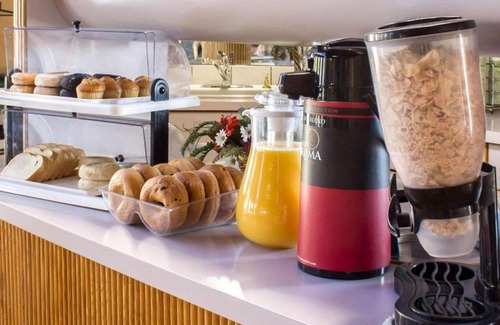 Colonie Hotel | Econo Lodge Inn & Suites Colonie Center Mall