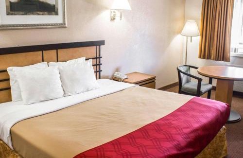 Colonie Hotel | Econo Lodge Inn & Suites Colonie Center Mall