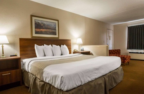 Columbus Hotel | Econo Lodge Inn & Suites Columbus near Fort Benning