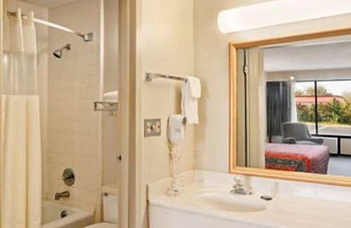 Dublin Hotel | Econo Lodge Inn & Suites Conference Center