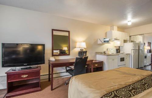 High Level Hotel | Econo Lodge Inn & Suites High Level