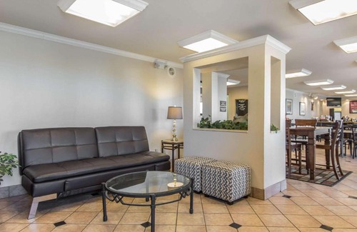 Joplin Hotel | Econo Lodge Inn & Suites Joplin