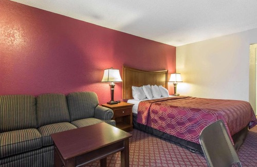 Joplin Hotel | Econo Lodge Inn & Suites Joplin