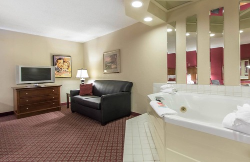 Joplin Hotel | Econo Lodge Inn & Suites Joplin