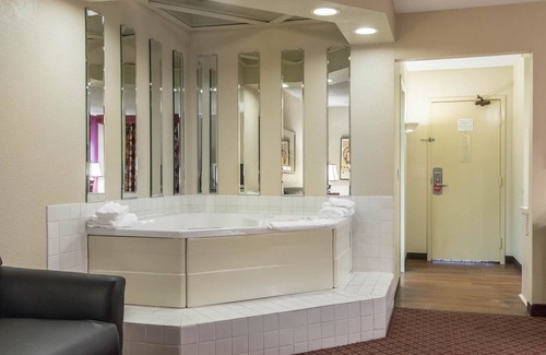 Joplin Hotel | Econo Lodge Inn & Suites Joplin