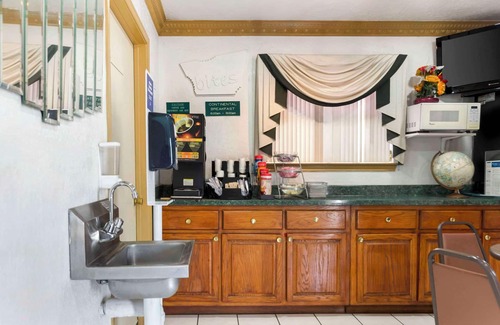 Southside Hotel | Econo Lodge Inn & Suites Near Lackland AFB