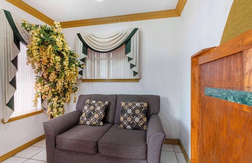 Southside Hotel | Econo Lodge Inn & Suites Near Lackland AFB
