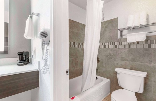 Southside Hotel | Econo Lodge Inn & Suites Near Lackland AFB