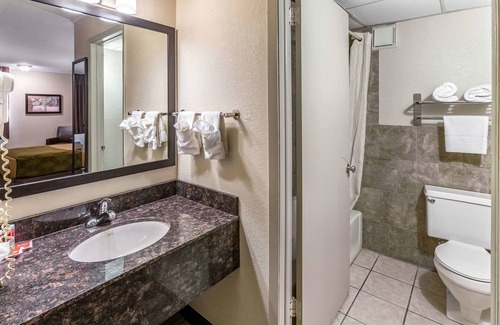Newton Hotel | Econo Lodge Inn & Suites Newton