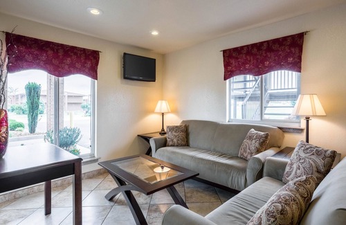 Searcy Hotel | Econo Lodge Inn & Suites Searcy