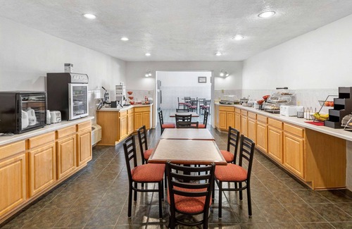 Polvadera Hotel | Econo Lodge Inn & Suites Socorro