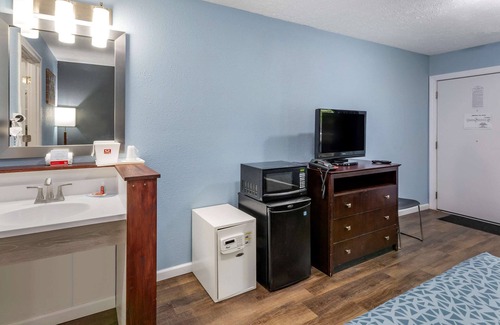 Sandusky South Hotel | Econo Lodge Inn & Suites South