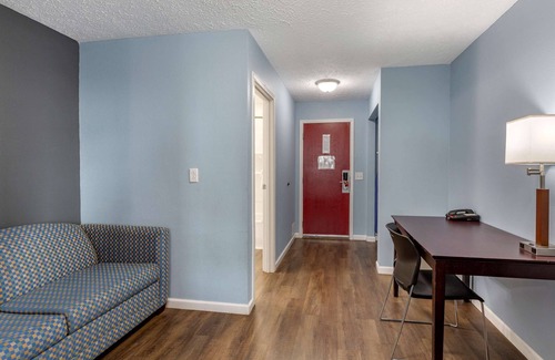 Sandusky South Hotel | Econo Lodge Inn & Suites South