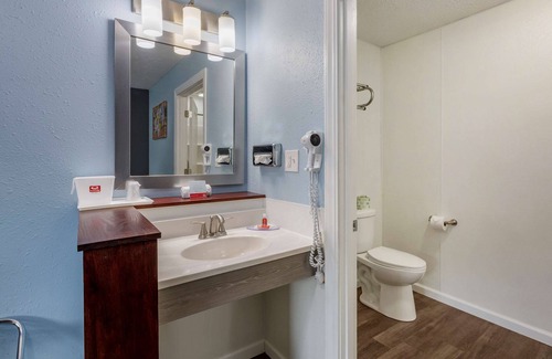 Sandusky South Hotel | Econo Lodge Inn & Suites South