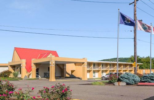 Binghamton Hotel | Econo Lodge Inn & Suites