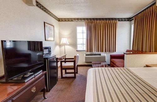 El Paso Hotel | Econo Lodge Inn & Suites